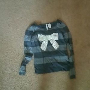 Cute long sleeved bow shirt